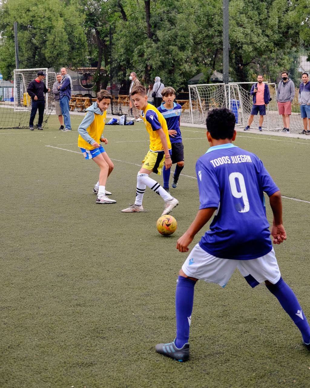 Fútbol infantil, duelo por el balón
