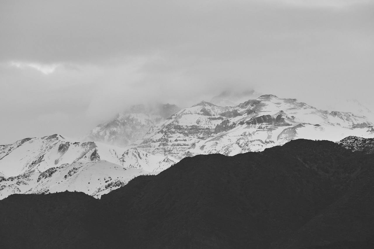 Cordillera nevada entre la bruma, blanco y negro
