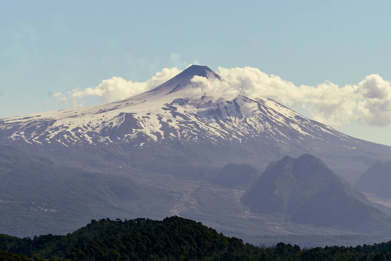 Volcán Villarrica con nubes en la cumbre, Araucanía