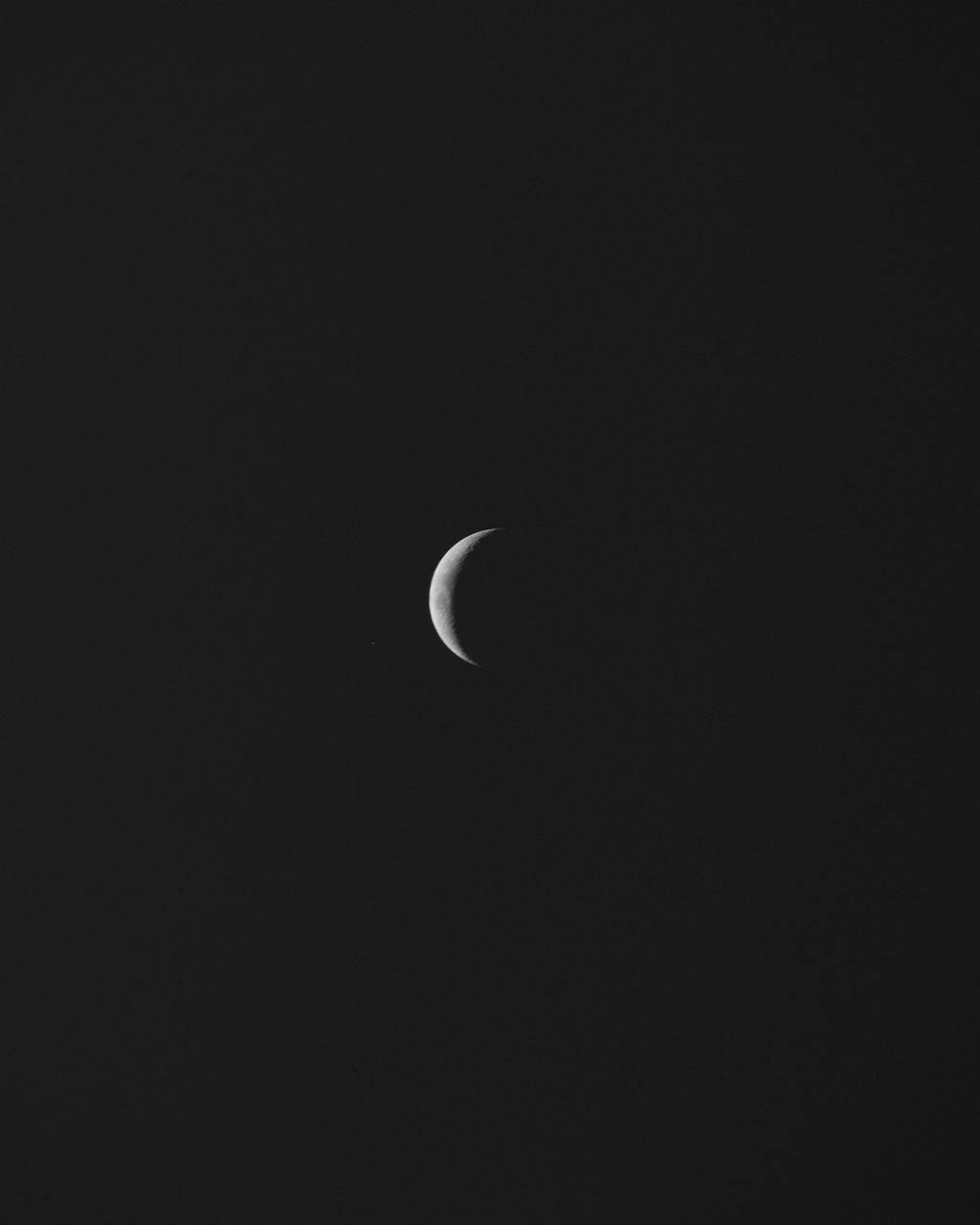 Luna menguante delgada en blanco y negro